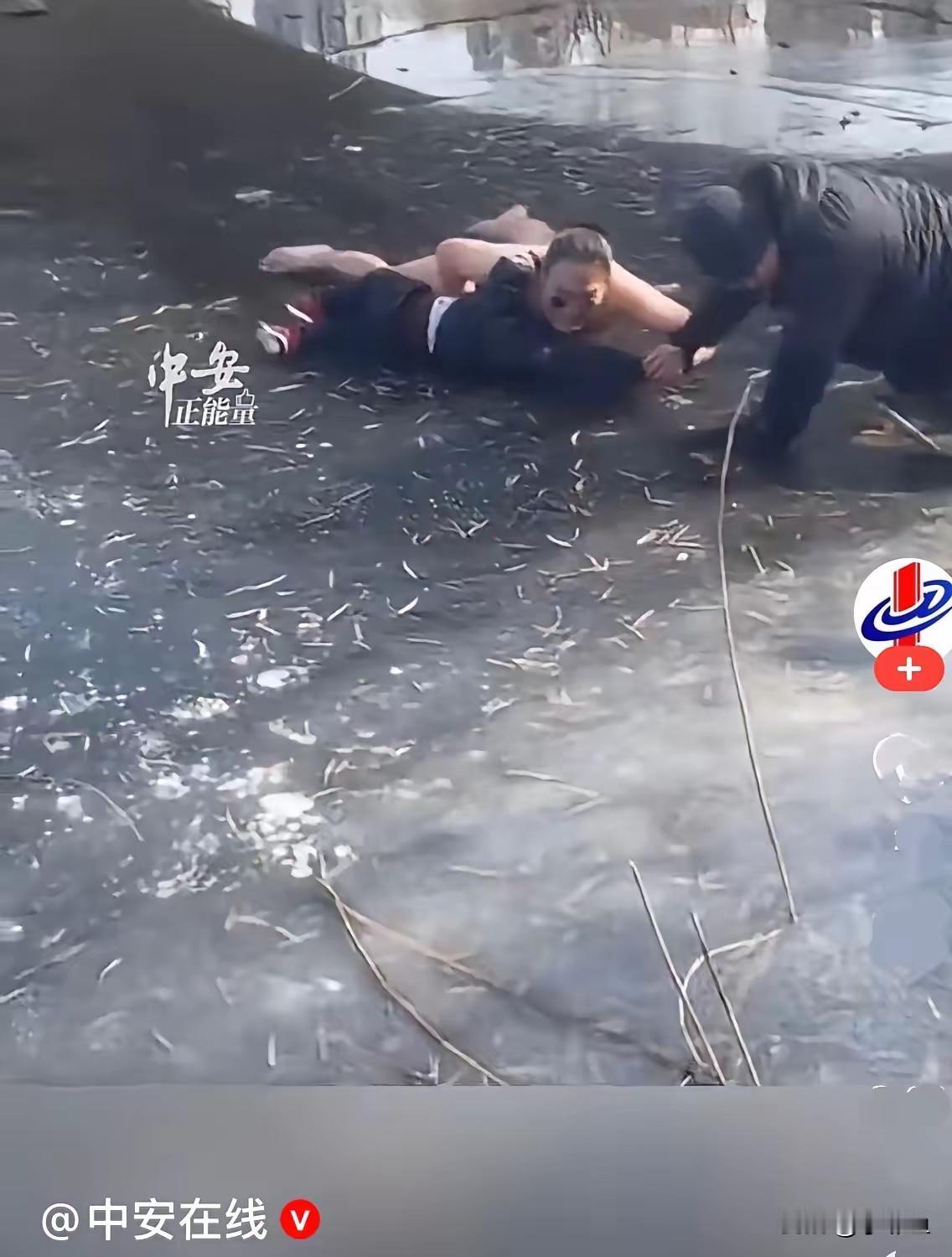 冰面裂开，他光着身子跳进刺骨冰水：不行我也得下！