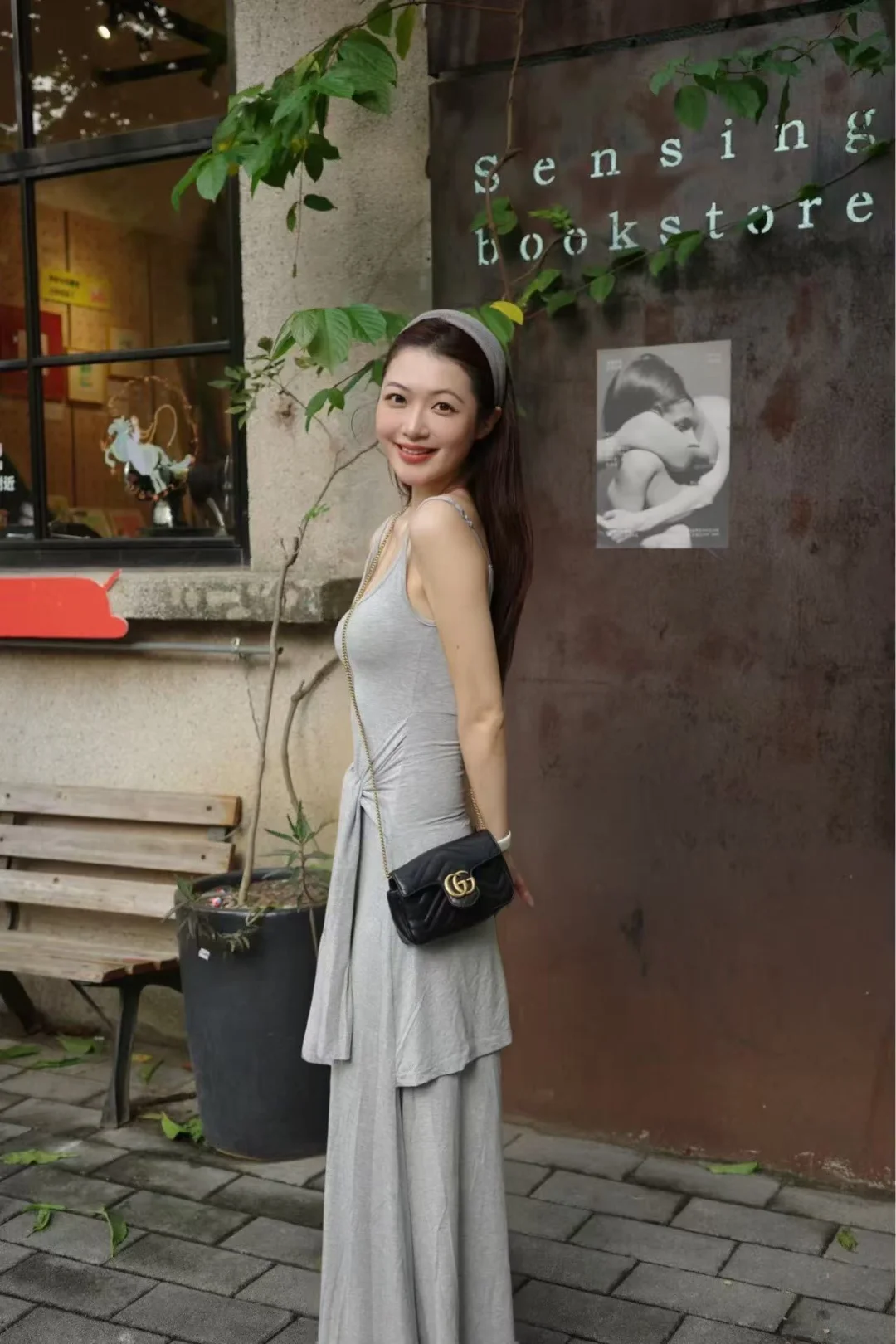 文艺书店街角｜浅灰套装松弛感街拍