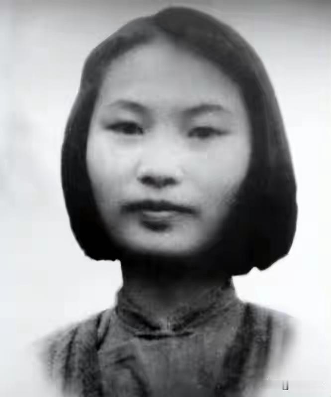 1950年9月19日，四川西昌。一个19岁的女孩被绑在老核桃树上，胸口还插着一根