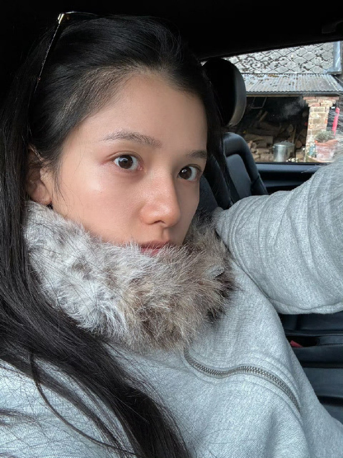 张婧仪素颜女大看多了精致的活动造型，妆前素颜的张婧仪更有烟火气，满满的女大既视感