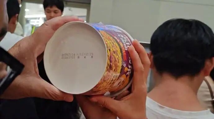航班延误给旅客发过期泡面, 航空公司致歉