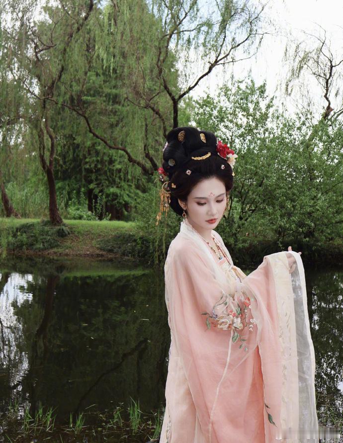 张慧雯簪花古风写真张慧雯古装太权威了张慧雯这组汉服图太有唐宋美人那味儿了！柔粉