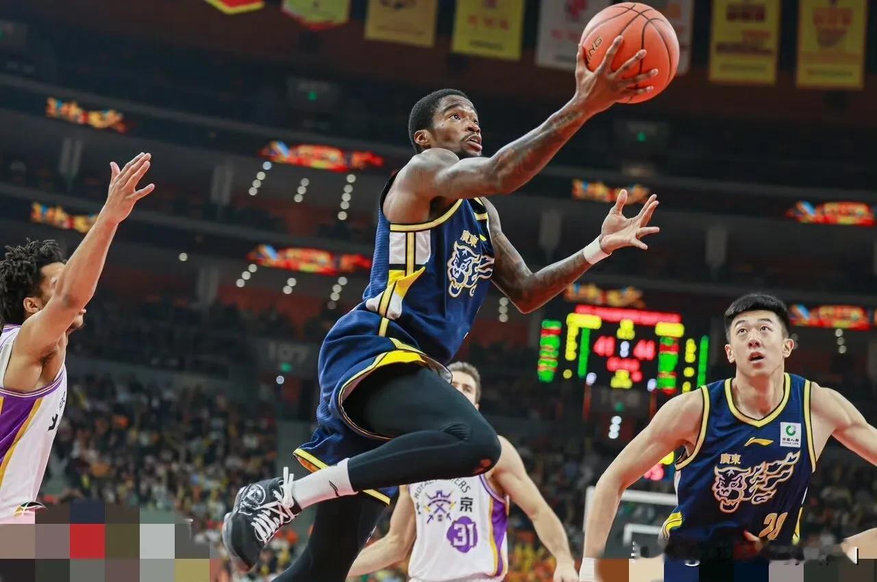 给广东男篮一个建议，就是要想打强队赢球必须做到这三点。1、不能同时让杜润旺，张