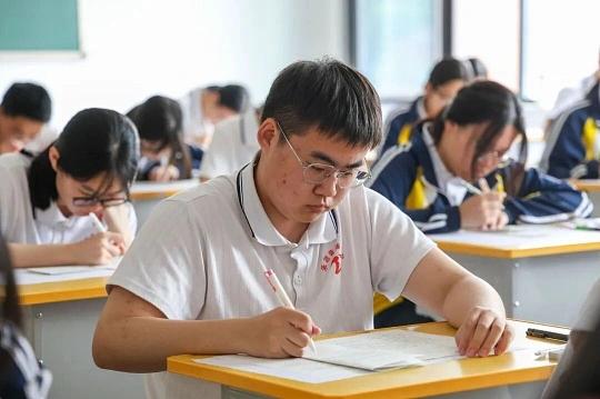 今年高考数学、物理难度回升，对很多家庭来说是个信号：靠盲目