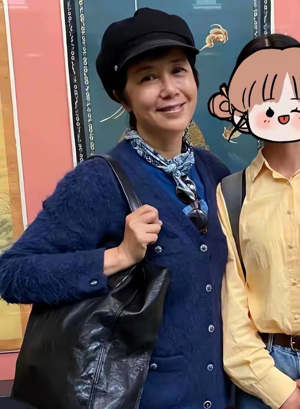 蒋雯丽近况曝光！陪91岁老母逛街，儿子又高又胖，打扮低调似大妈