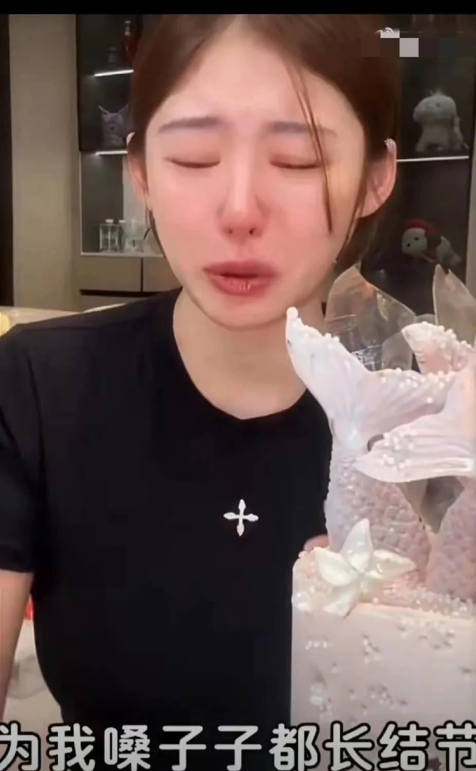 黄一鸣直播间泪崩，一句“没想走吴绮莉老路”，直接把独抚养女的辛酸摊开。网友追问