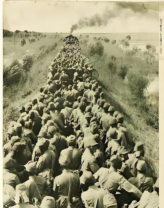 1937年9月初，这列火车上挤满密密麻麻的日军士兵，隶属于日军第10师团步兵第1