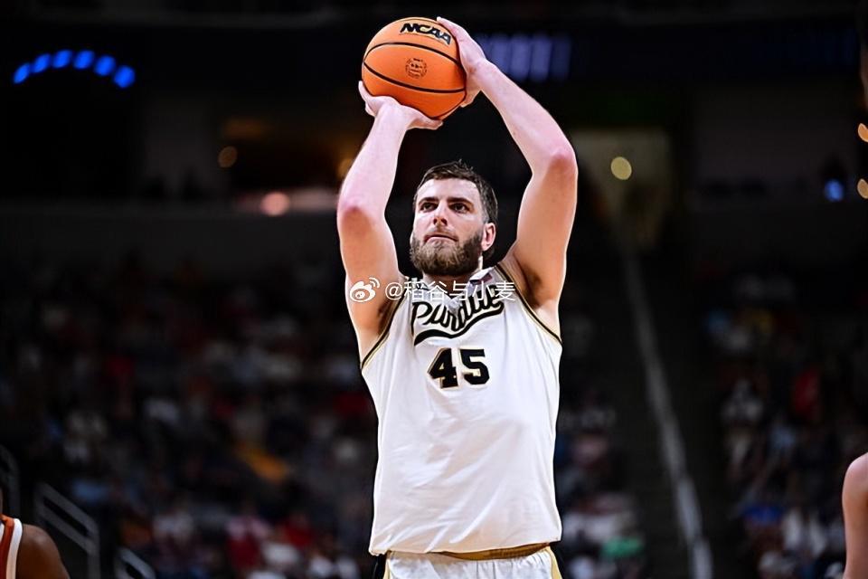 根据ESPN驻澳洲记者OlgunUluc的消息，普渡大学的大五内线球员奥斯卡·