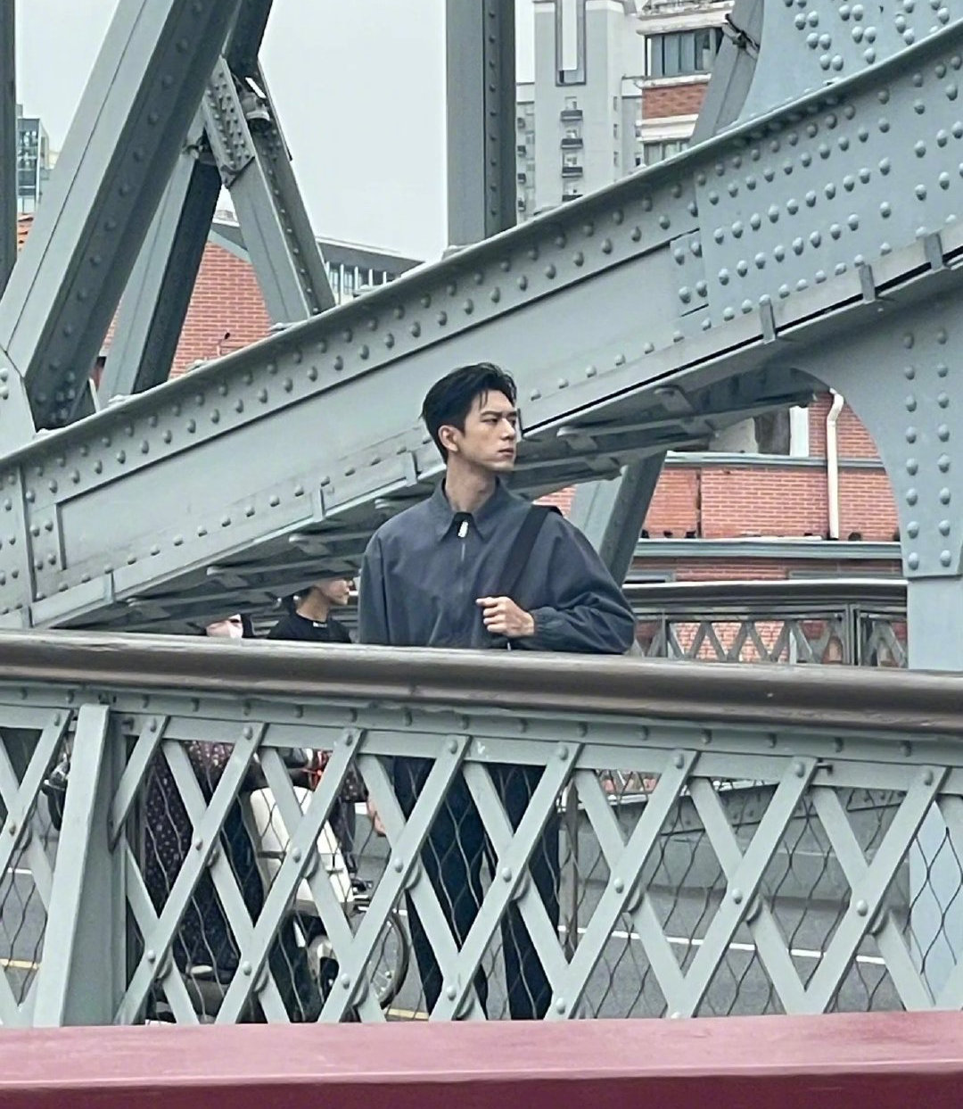 网友在上海的浙江路桥偶遇李现拍摄，李现就这样帅得一如既往[并不简单]​​​