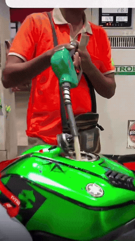 太奢侈了！知道国外的汽油便宜，但也不能这么糟蹋吧。国外一小哥去加油，车加满油