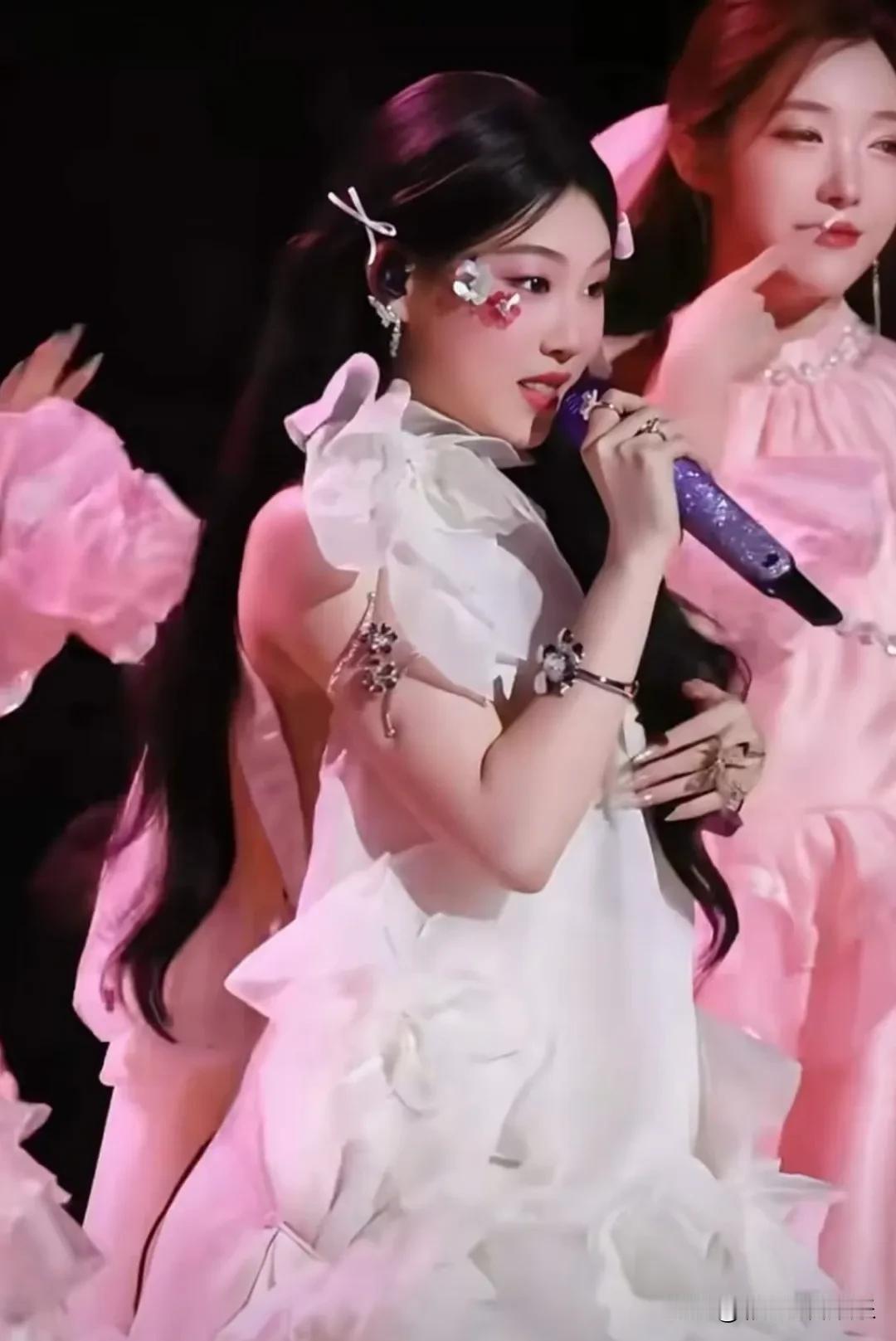 小沈阳女儿沈佳润被吐槽颜值不如伴舞，除了她每个人都很美，素颜普通需要靠化妆来加持