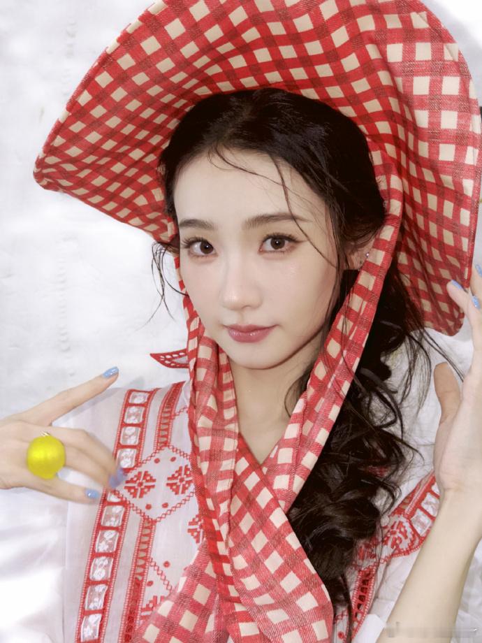 张艺凡用手语回应听障观众张艺凡不是第一次做这种事了。她好像天生就有一种“留意到