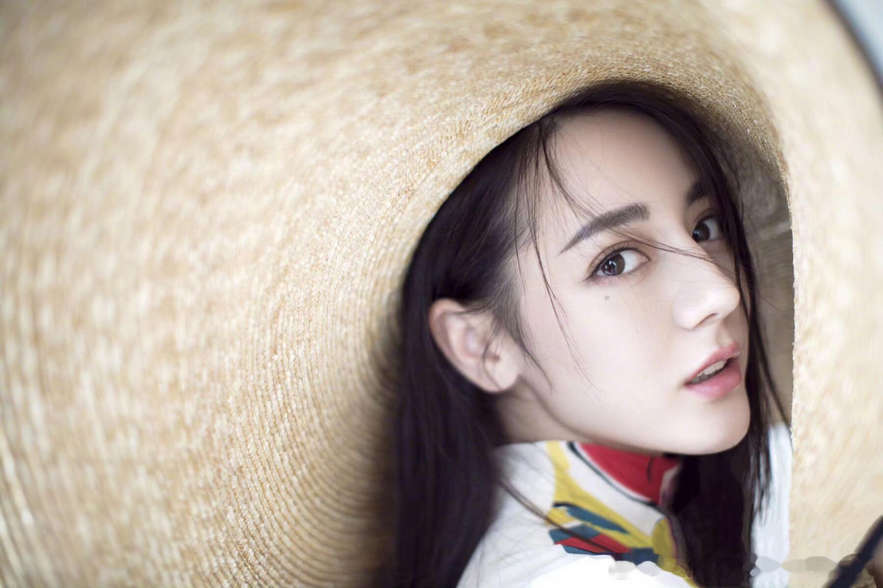 迪丽热巴这张脸漏额角好美，这样的大美人完全不需要任何碎发修饰脸型，她整个头骨和五