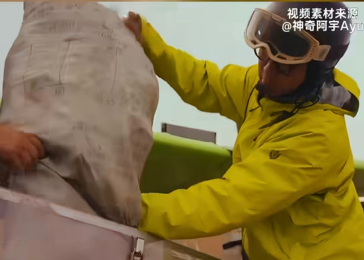 00后改造飞机捡垃圾这位00后青年用智慧和动手能力，让一架废弃飞机重获新生。他
