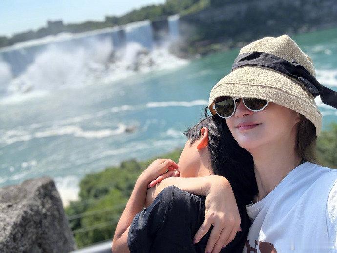 张歆艺带儿子看尼亚加拉大瀑布袁弘张歆艺儿子身高张歆艺分享首次独自带儿子远行经历