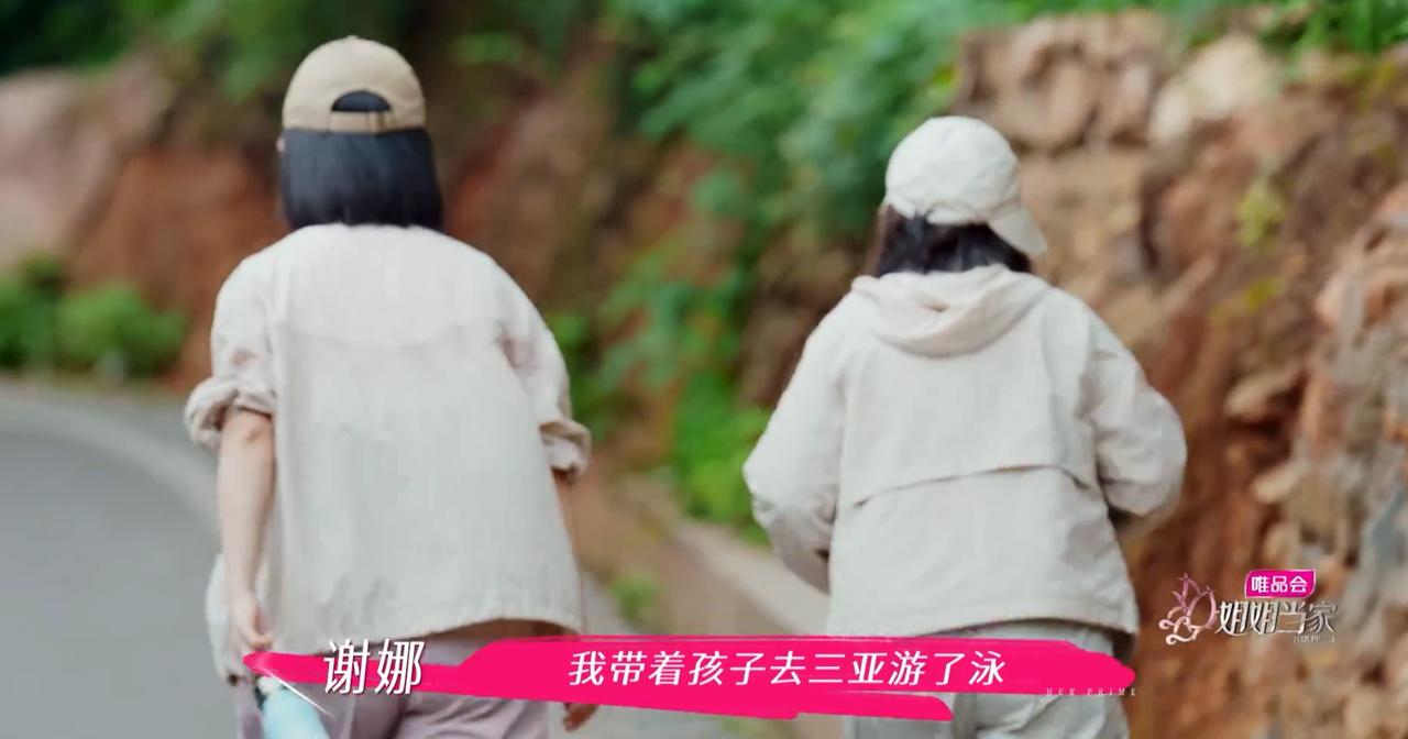 谢娜三亚游完泳，张杰和女儿们苦等她吹干头发她不忍他们久等，转头就把长发剪短