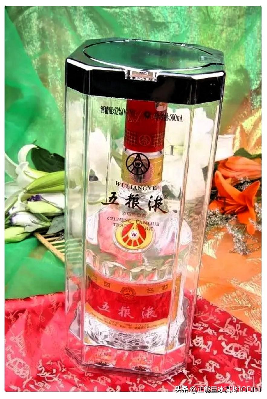 昨天吃席随了八百，桌上大多是老人小孩，一瓶五粮液压根没人动。散席看摆在那儿，我就