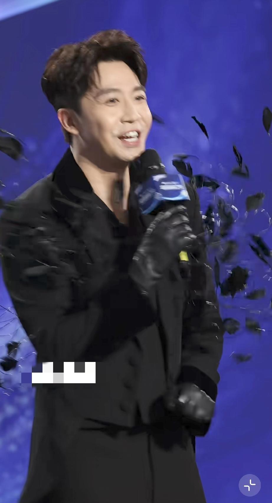 俞灏明参加qq音乐超级巅峰之夜，很憨厚地一笑像是中年大叔，侧面看下巴上有明显的疤