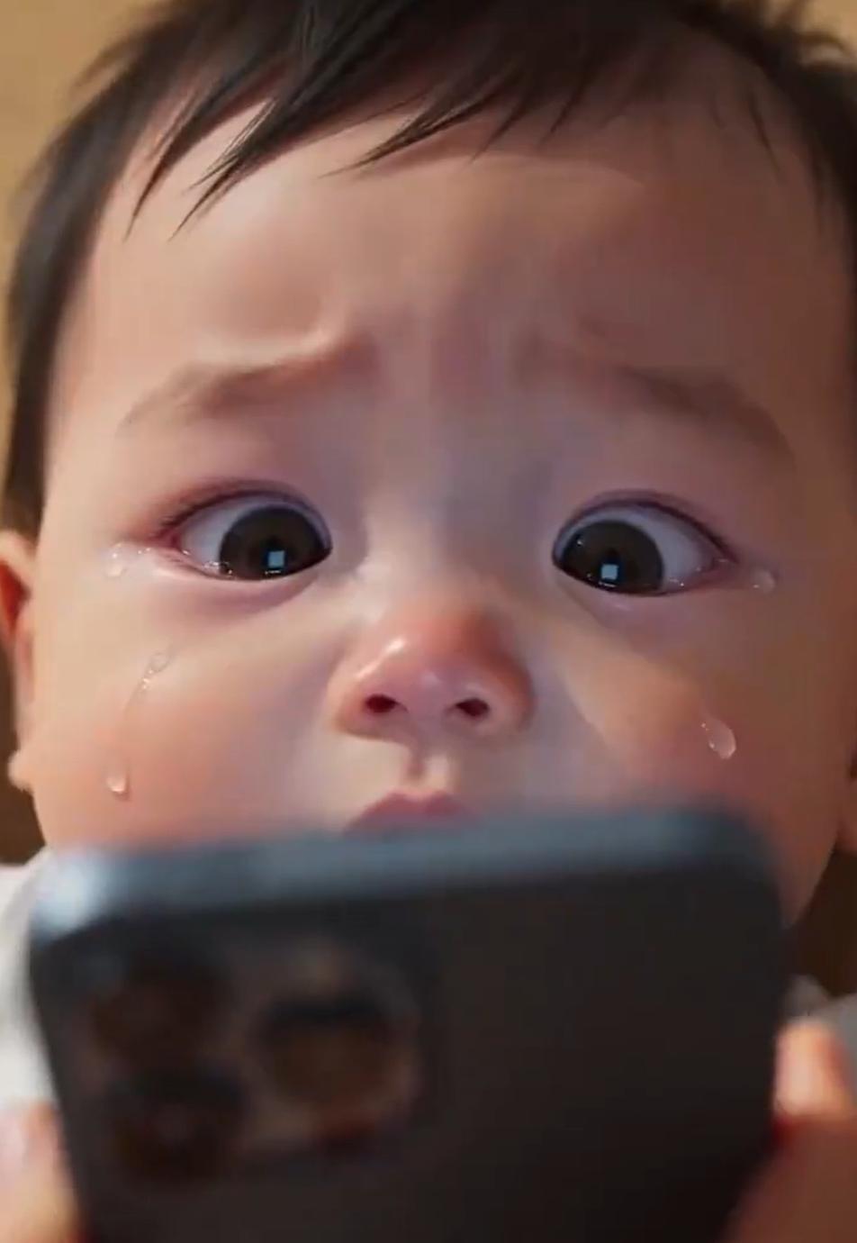 近日，福建省福州市的一名不到2周岁的幼儿壮壮，被爷爷奶奶带到医院眼科看诊。两位老