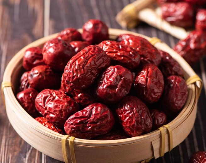 红枣再次成为关注焦点!医生发现:吃红枣时,一定要多注意这4点 秋冬季节一到,