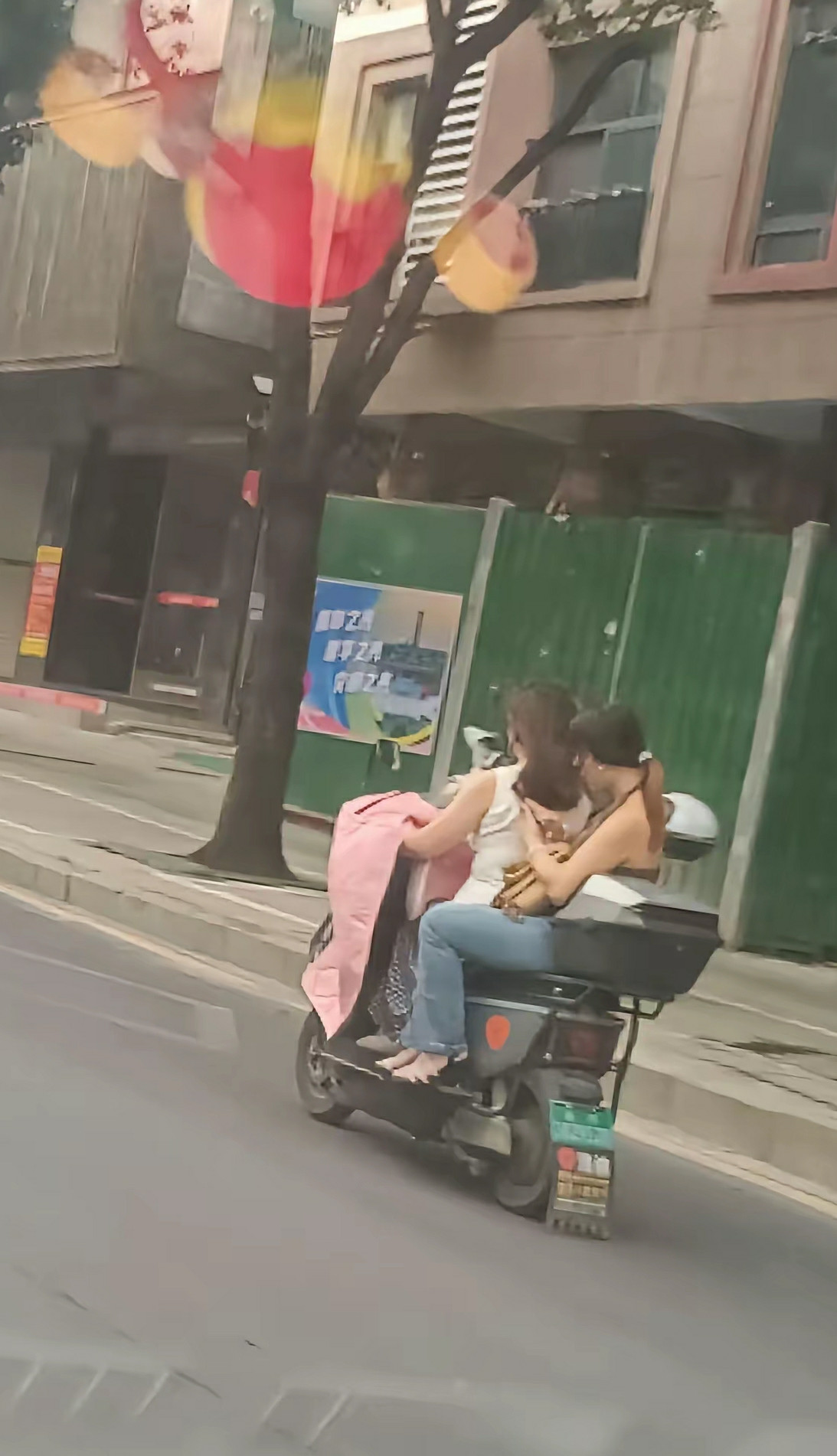 好想追上去问问这美女，这样穿衣服是不是蛮凉快