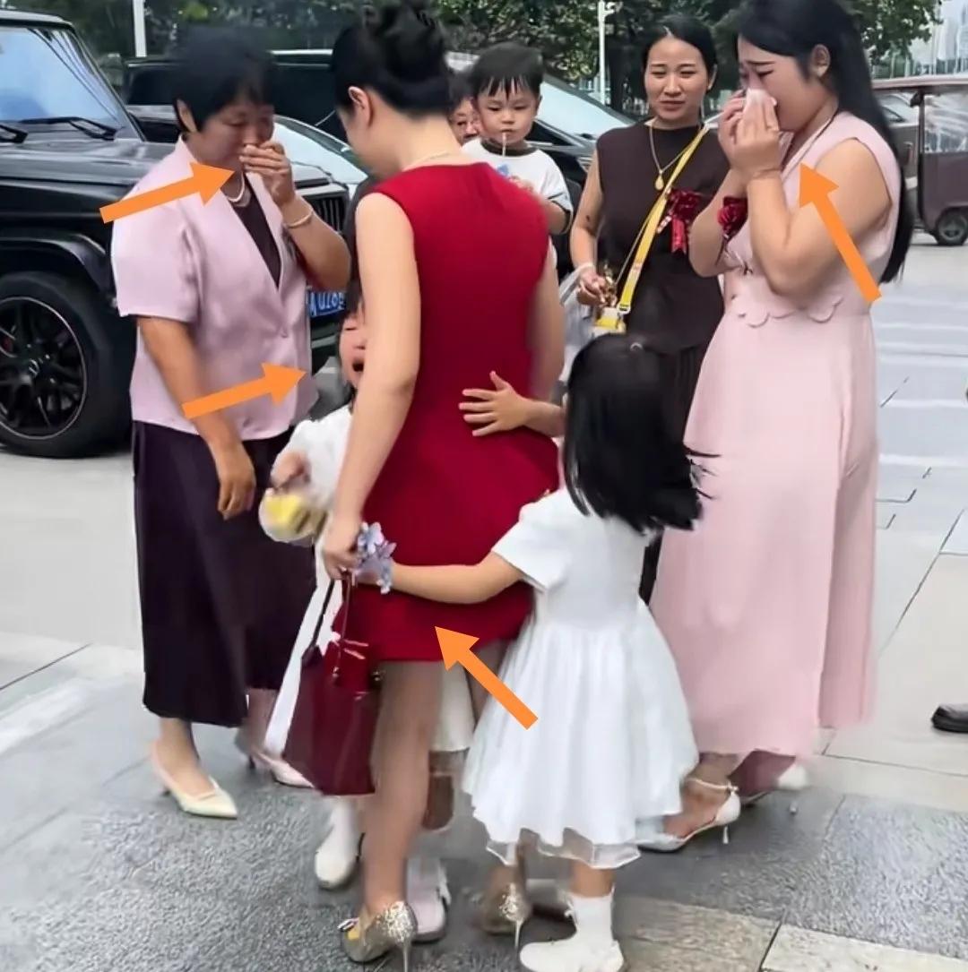 中午姑姑婚宴结束，两个侄女哭着抱着姑姑让她回家，身边人看泪目了。姑姑一出嫁就成了