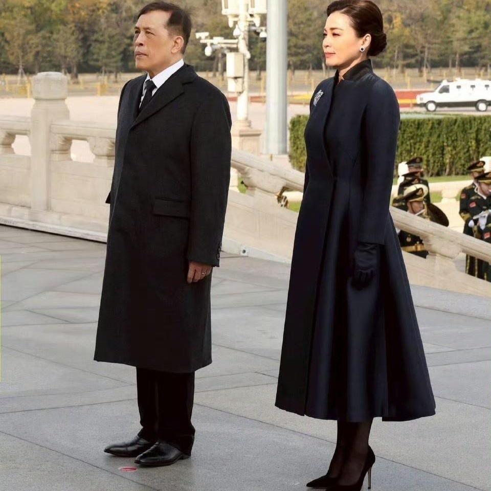 泰王首次访华，古人说的真对，人靠衣马靠鞍。这王后真好看！泰王是世界上