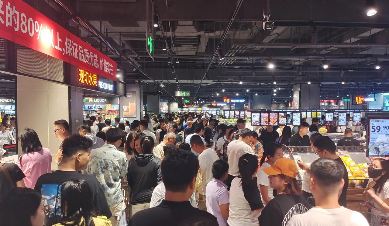 济南“胖东来”～永辉龙湖北辰店，徬晚的客流量很大，一个很重要的原因是，很多的顾客