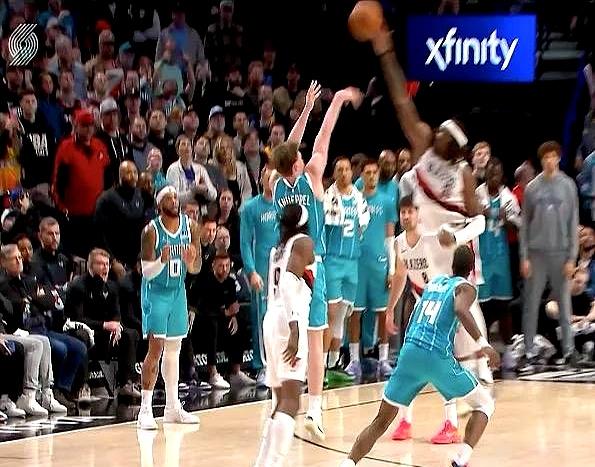 黄蜂落后19分逆转绝杀开拓者，乔老板当年卖队真的赚翻了。拉梅洛第四节单节砍1