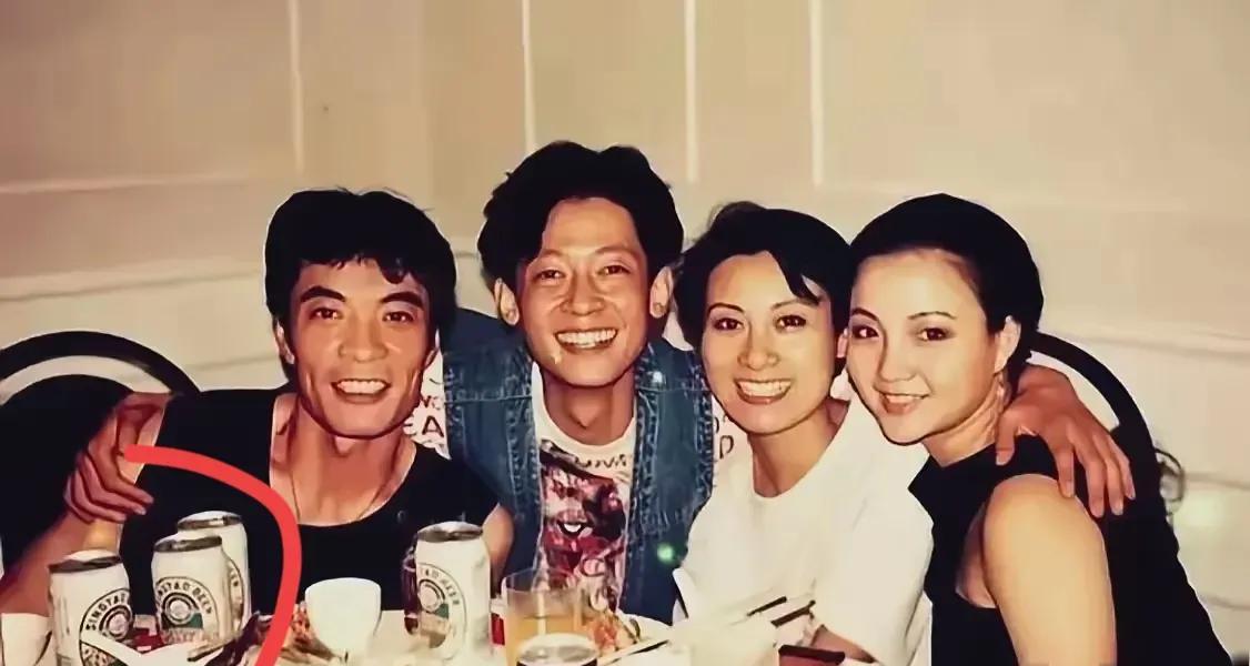 王志文，刘威另外两位美女是谁？不知道叫什么名字？王志文站在C位上，王志文称不上