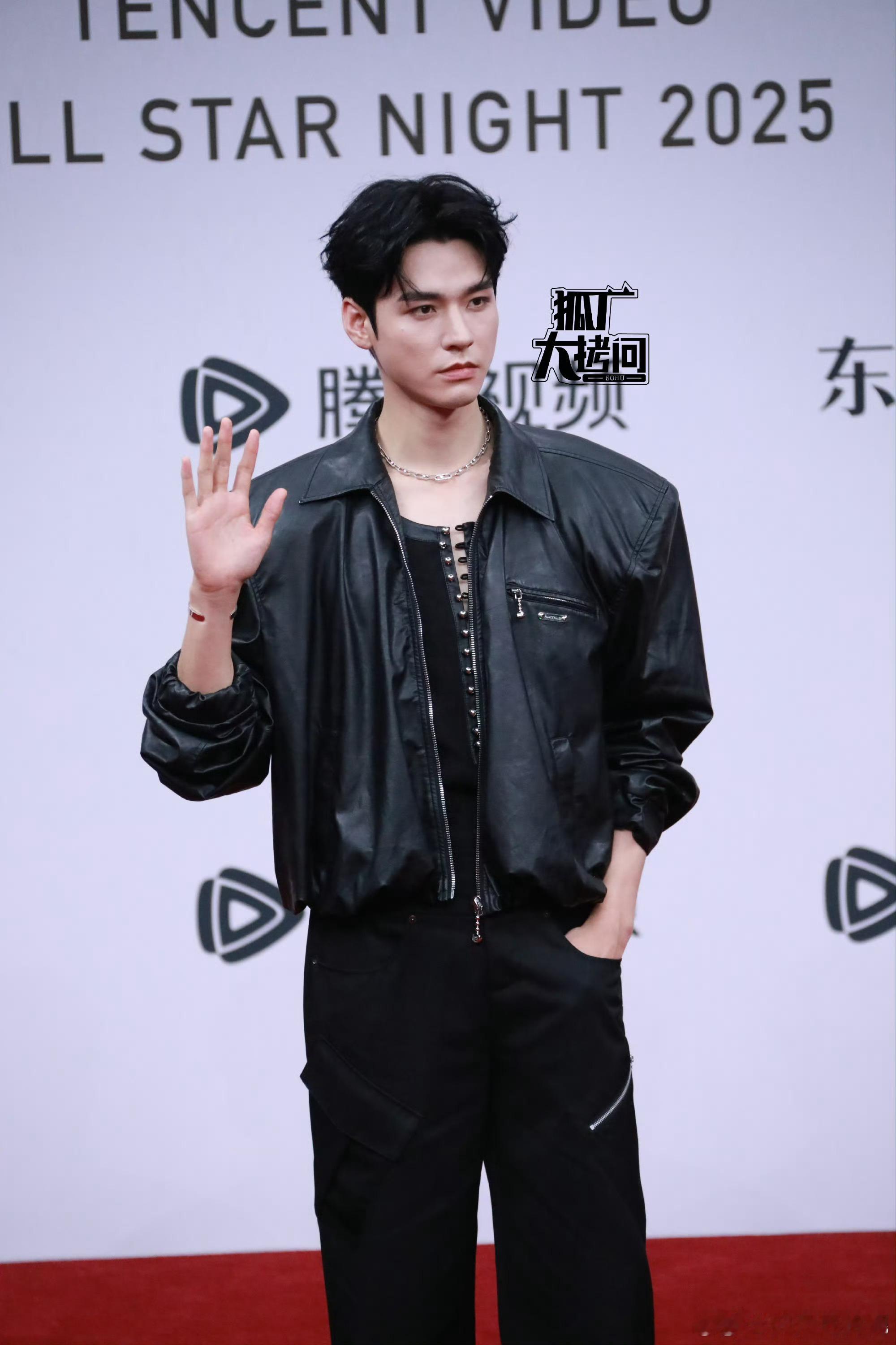 龚俊皮衣造型，搭配的挺好的里面没穿深v没配皮裤可太好了！星光大赏红毯