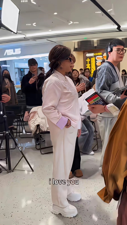 刘晓庆最不喜欢别人叫她奶奶，刘晓庆这样子真的看起来不年轻了，粉丝偶遇喊她庆奶奶，