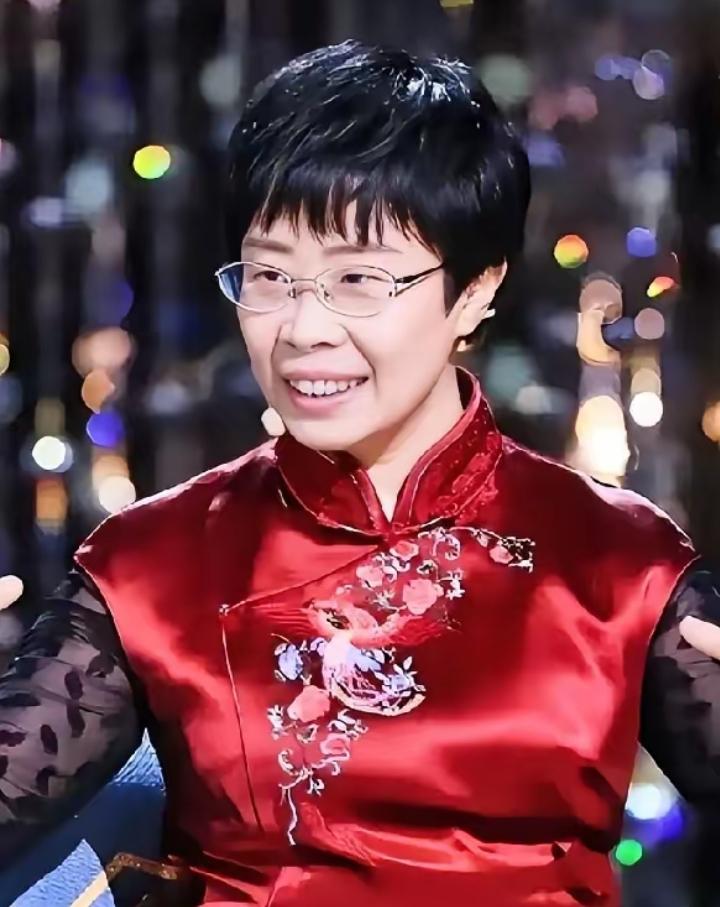 “你敢信吗？前阵子还在诗词大会上温温柔柔讲唐诗宋词的蒙曼，就因为聊了几句清朝，