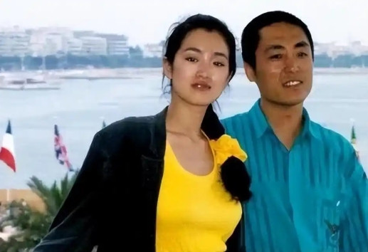 1995年，同居8年后，巩俐卑微地向张艺谋说：“结婚吧，我给你生三四个孩子！”谁