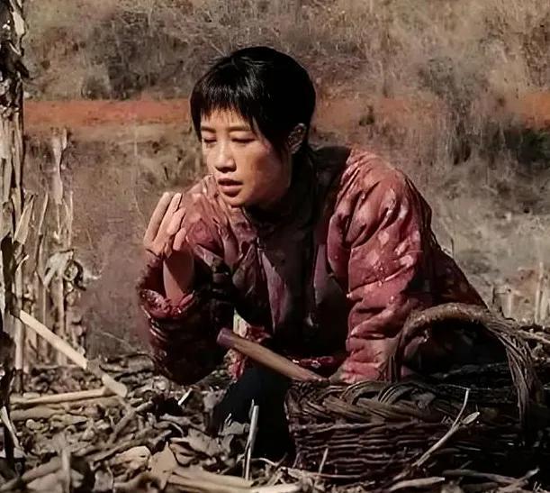 在央视八套热播的《生万物》中，蓝盈莹饰演的银子虽是配角，却绽放出了主角般的光芒。