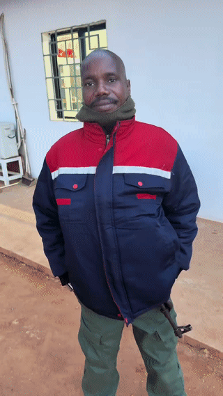 非洲刚果民主共和国的一家中资企业的工地上。这个黑哥是中方雇佣的安保人员，他的职