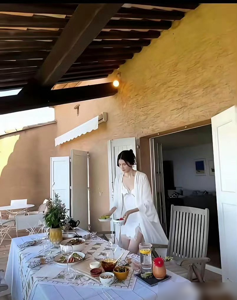 陈伟霆和何穗，孩子都生了，愣是没人见过婚礼。2019年酒会认识，2021年被拍同居，中间传过分手，结