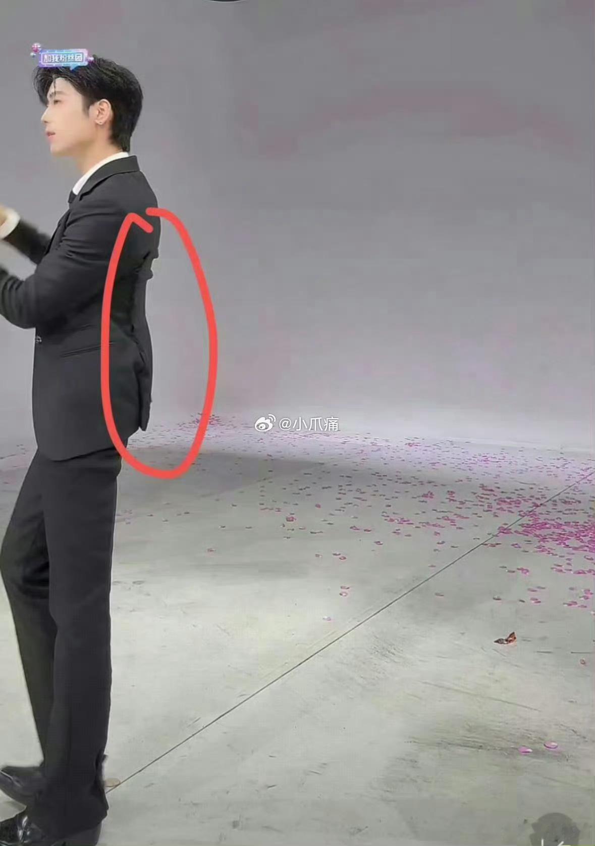 团播对身材要求这么严格吗？这西装缝小这么多，主播本人该有多瘦啊😳​​​