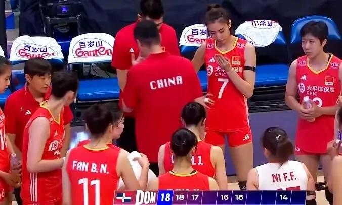 现在的中国女排，不仅队员们在真刀真枪的厮杀中成长，主教练赵勇也在查漏补缺中一场场