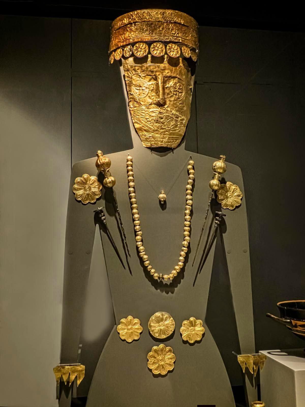 阿孔蒂科夫人（LadyofArchontiko）的黄金陪葬品，她是公元前54