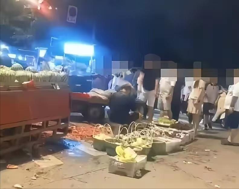 宁波西瓜摊事件，最让人心疼的就是摊主被脑袋开瓢时的反应，一声不吭，任由打骂，他不