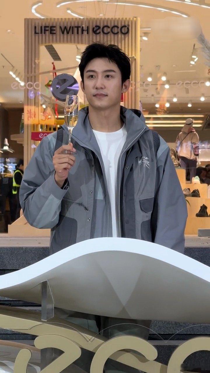 真是非常的端庄大气，黄景瑜给自己的原装脸，找到了正确的演艺道路，这就是演成功企业