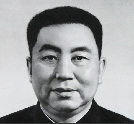 周恩来去世后谁当总理？毛主席力荐一人却遭到婉拒：您考虑别人吧。1976年，当时的