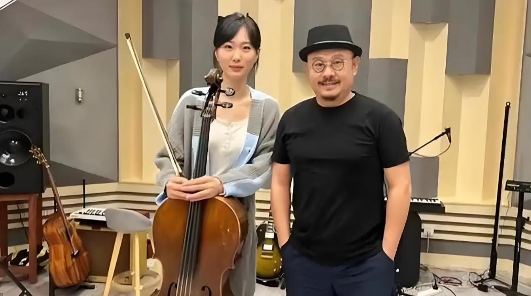 1991年，杨娜为了嫁给有钱的富商，狠心抛弃40多天大的女儿。刀郎伤心欲绝，如今