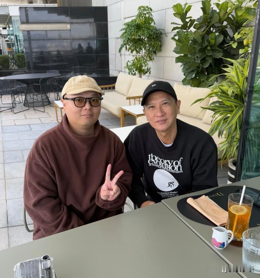 61岁张家辉在香港中环吃饭被偶遇，他打扮朴素，和粉丝拍照平易近人啊！[墨镜][