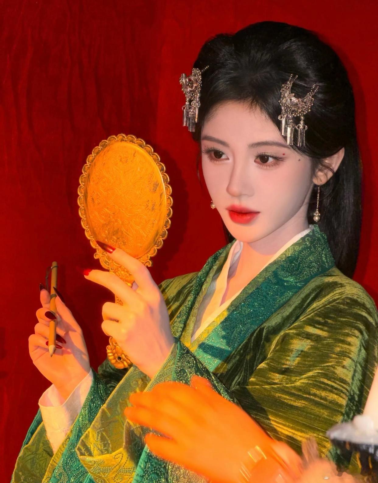 1.唐艺昕前两年没什么工作的时候天天在家炒股、理财，不过她确实不太擅长这些，大部
