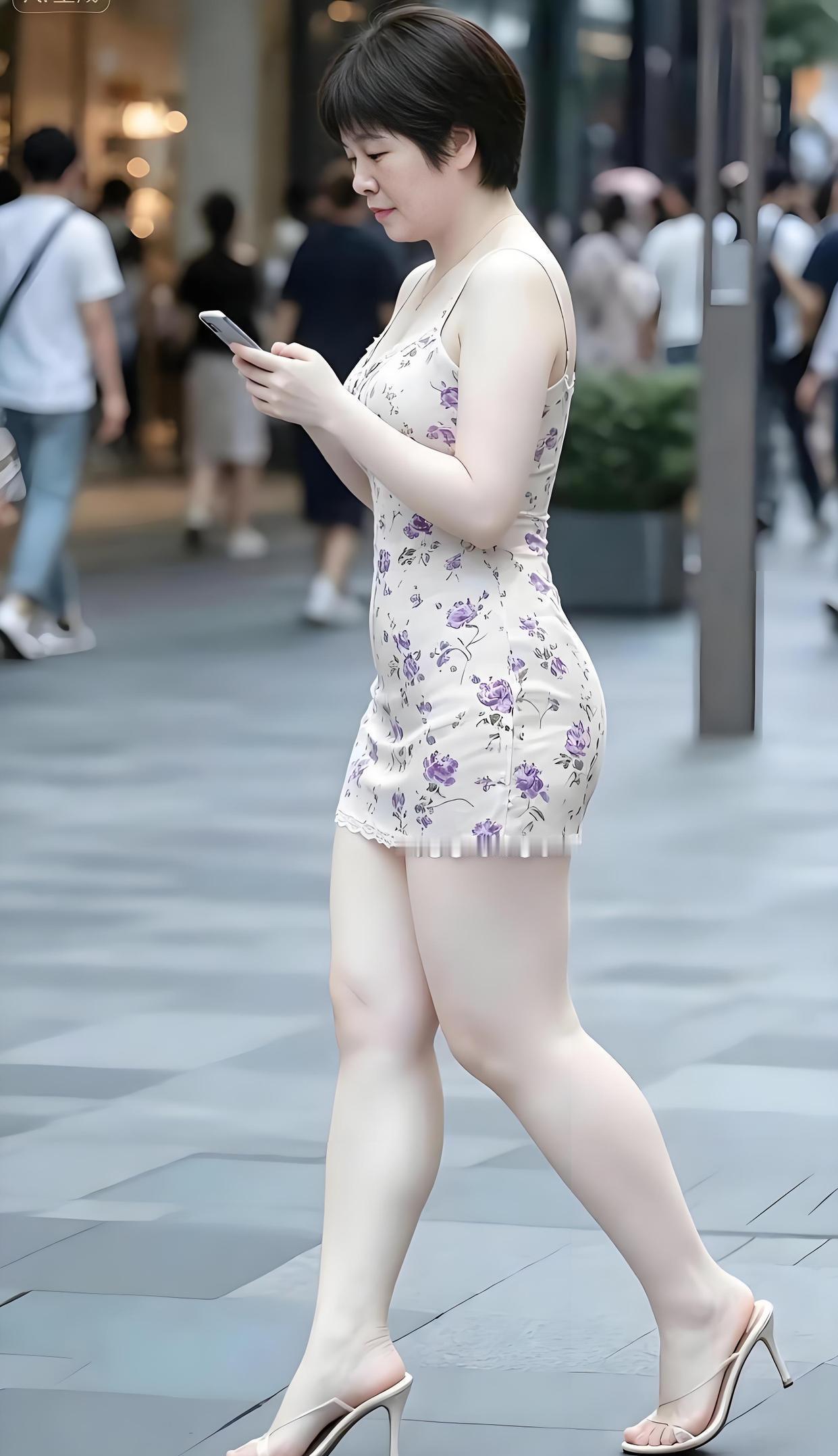 老话常说一白遮三丑，这话还真有点道理！逛街随手拍到这位女士，皮肤白白嫩嫩的