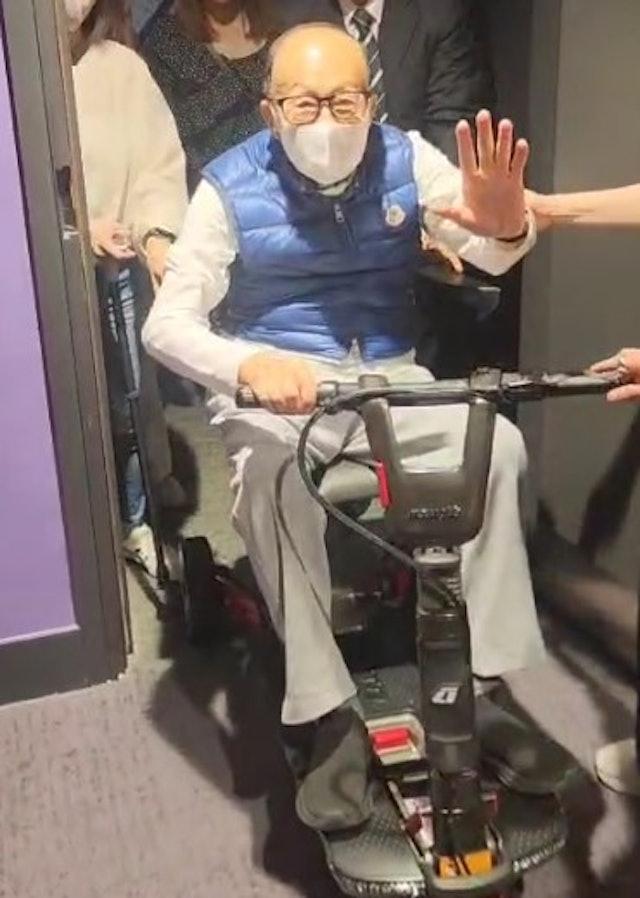 李嘉诚现身五月天演唱会被问卖港口风波，在旁周凯旋：李生退了休！台湾天团五月天香