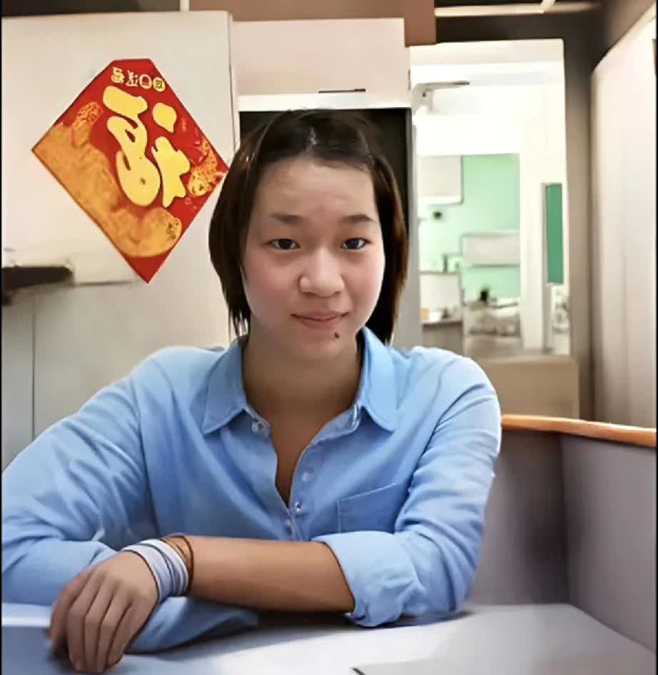 全红婵刚刚又更新动态了，照片里她穿件简单的蓝色衬衫，坐在那儿，身后还贴着喜庆的福