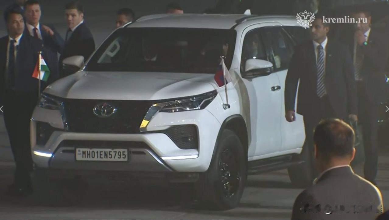 普京到访印度，当晚莫迪亲自到机场接机，足够重视！但是印度的这个礼宾车……